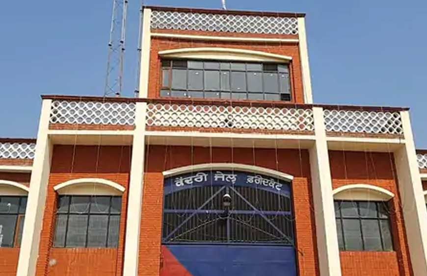 फरीदकोट जेल में औचक छापेमारी, 5 हवालातियों से 4 मोबाइल बरामद