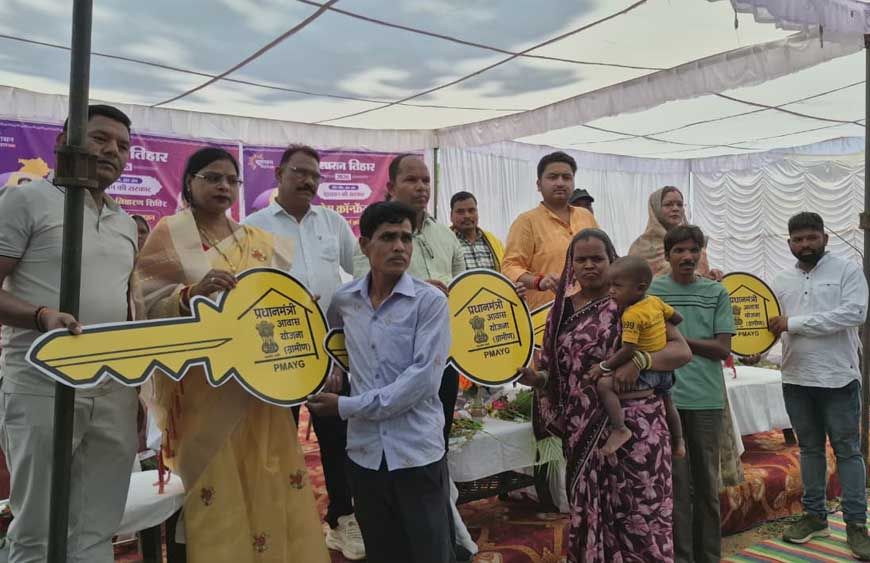 सुशासन तिहार 2026: सिमड़ा शिविर में 4 हितग्राहियों को मिली प्रधानमंत्री आवास योजना की खुशियों की चाबी