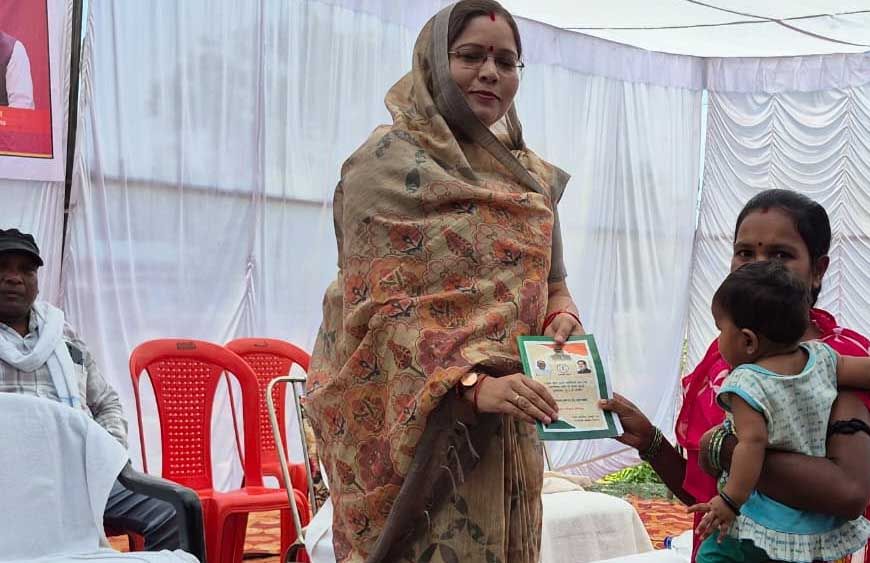सुशासन तिहार 2026: सिमड़ा शिविर में हितग्राहियों को मिले राशन कार्ड, चेहरे पर आई मुस्कान