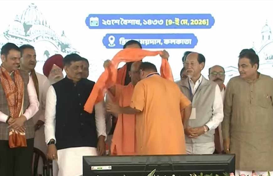 सीएम योगी ने बंगाल के नए मुख्यमंत्री को भगवा अंगवस्त्र पहनाया