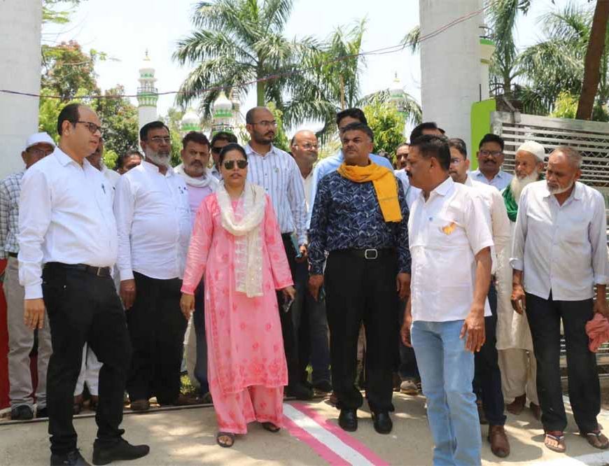 कार्यक्रम स्थल का निरीक्षण करते हुए अधिकारियों को दायित्वों का समय पूर्व निर्वहन करने के कलेक्टर ने दिए निर्देश