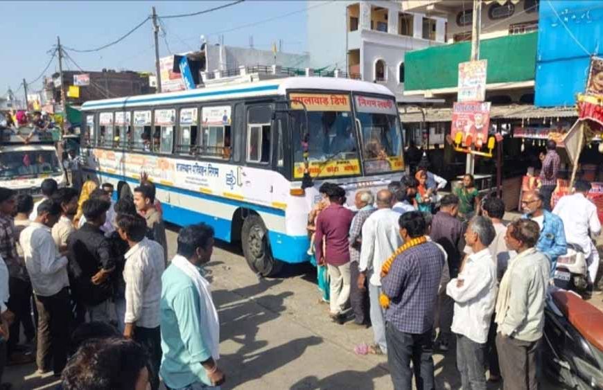“मेरा गेहूं लौटाओ...” 40 किलो अनाज गायब होने पर सड़क पर बैठा मजदूर, बस रोककर किया हंगामा