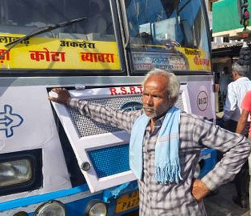 राजगढ़ में अनाज गायब होने पर मजदूर का हंगामा, सड़क पर धरने पर बैठकर रोकी बस