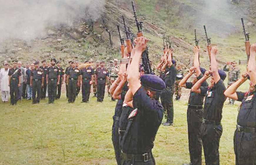 तिरंगे में लिपटकर गांव पहुंचे नायक विजय कुमार, अंतिम दर्शन के लिए उमड़ा जनसैलाब