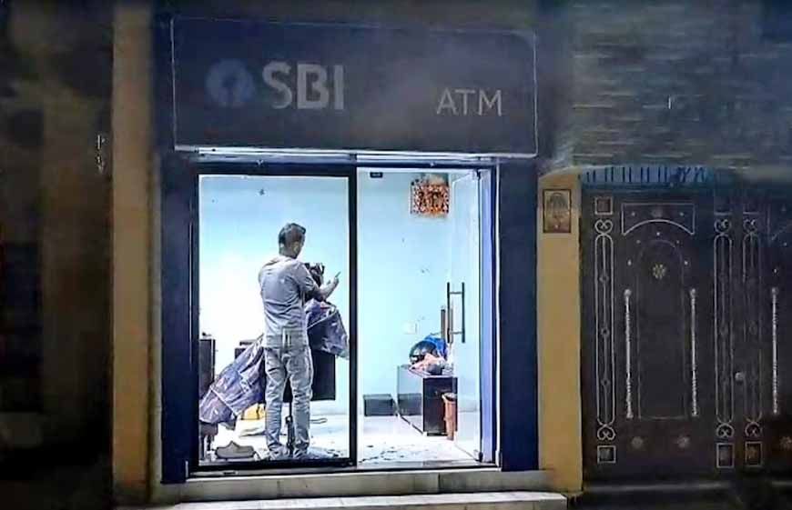 SBI ATM के अंदर नाई की दुकान, कैश लेने आए लोग देखकर रह गए हैरान
