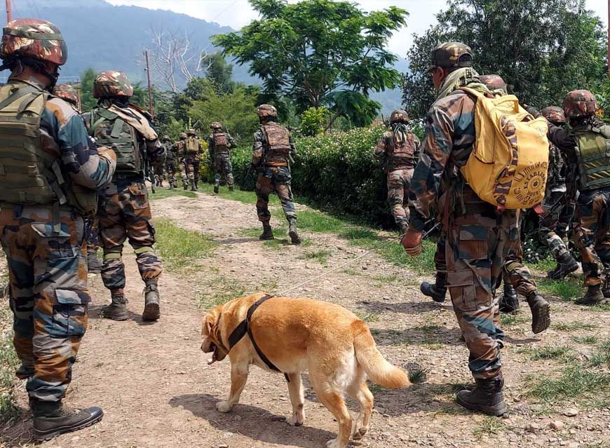 श्रीनगर में बड़ी कार्रवाई: नाका चेकिंग के दौरान 2 संदिग्ध आतंकी गिरफ्तार, हथियार और LeT पोस्टर बरामद