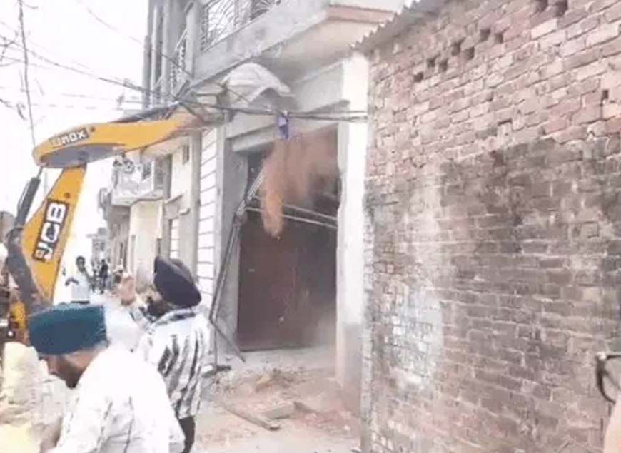 अमृतसर में नशा तस्करों पर बड़ा एक्शन: तस्कर के घर पर चला बुलडोजर, SSP बोले- कार्रवाई जारी रहेगी