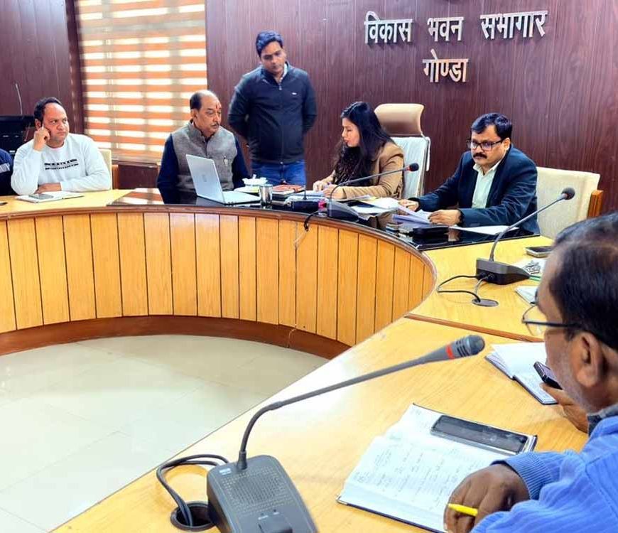 गोंडा में लापरवाह पंचायत सचिवों पर गिरेगी गाज, मई का वेतन रोकने की चेतावनी