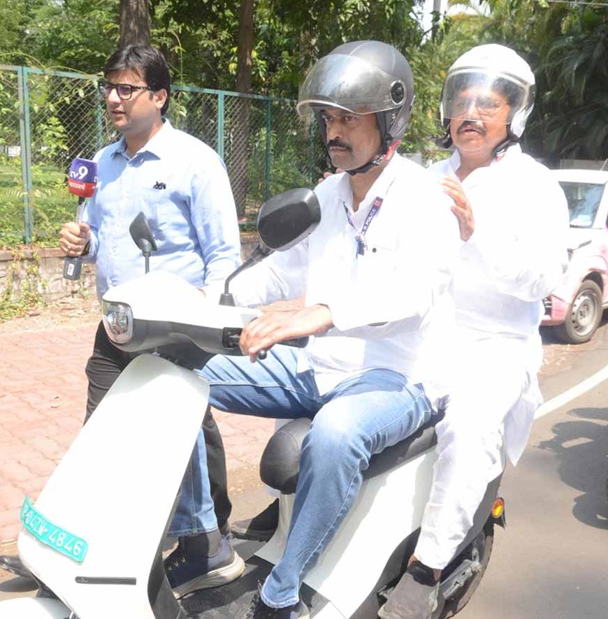 प्रधानमंत्री के आहवान पर लग्जरी कार छोड़ इलेक्ट्रिक स्कूटी से मंत्रालय पहुंचे ऊर्जा मंत्री  तोमर