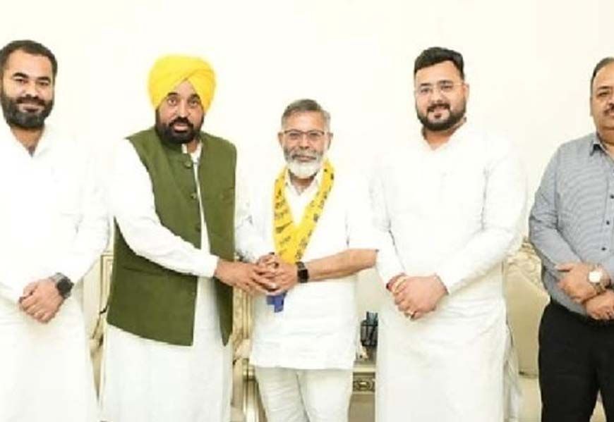 फाजिल्का में भाजपा को बड़ा झटका: सीनियर नेता अनिल कुमार सेठी साथियों समेत AAP में शामिल