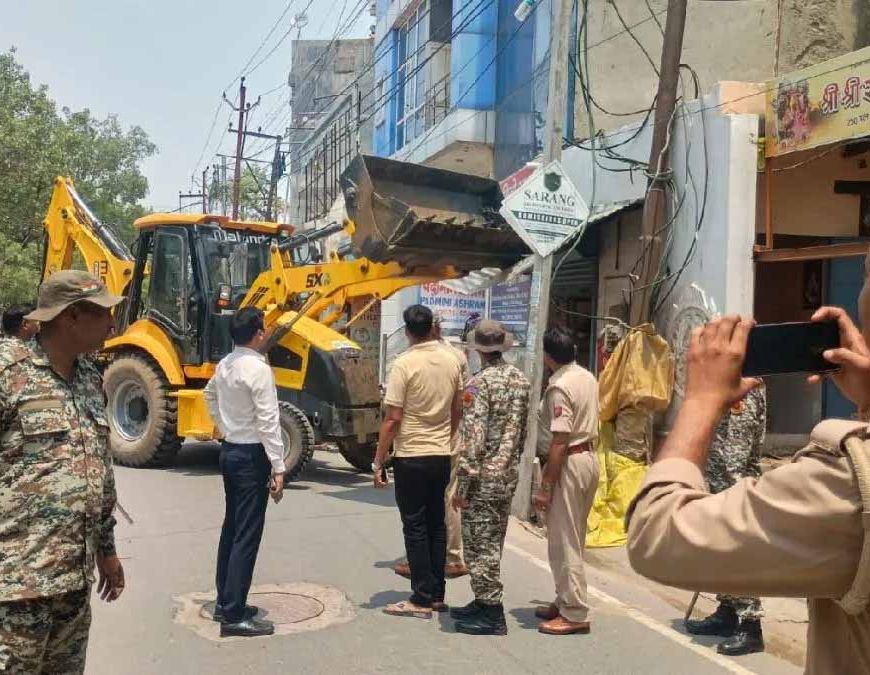 वृंदावन परिक्रमा मार्ग में अतिक्रमण हटाया गया, श्रद्धालुओं को राहत