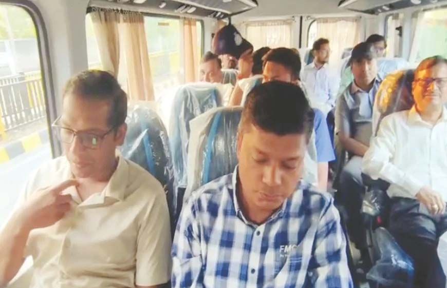 PM मोदी और CM यादव की अपील का असर: उज्जैन में अधिकारी ट्रैवलर बस से पहुंचे, 6750 का सफर सिर्फ 250 रुपये में