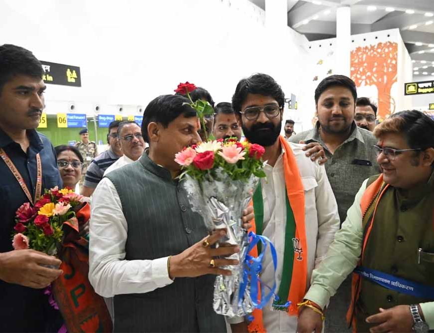 डुमना एयरपोर्ट पर मुख्यमंत्री डॉ यादव का आत्मीय स्वागत.