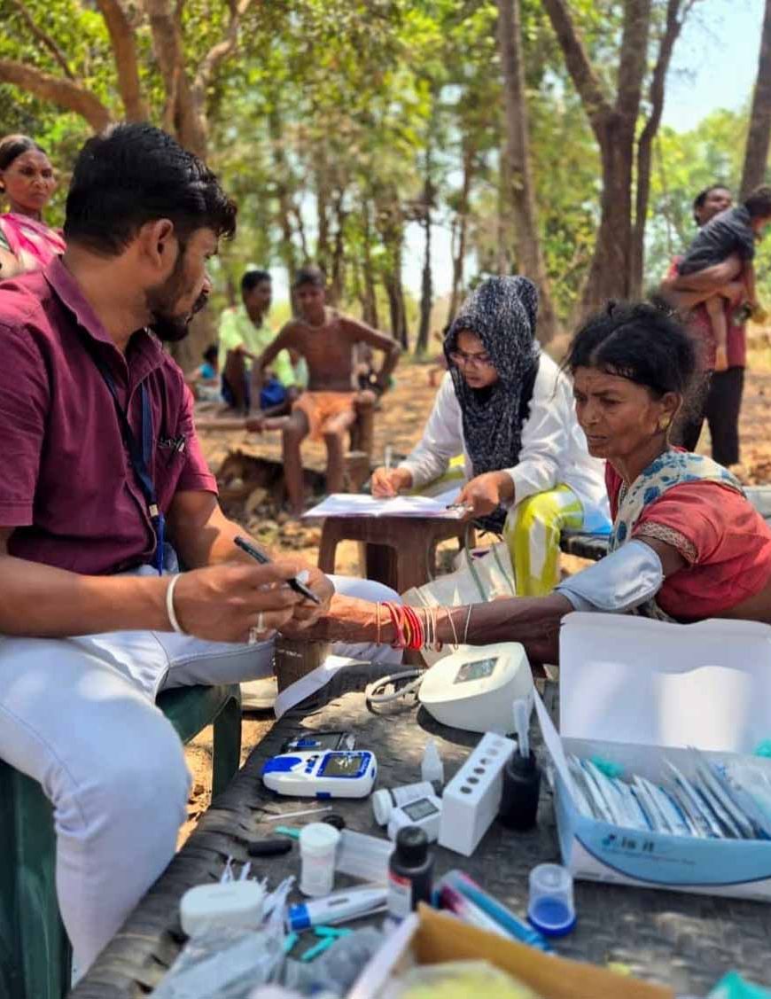 घने जंगलों और नदी-नालों को पार कर स्वास्थ्य दूतों ने बचाई दो मासूमों की जान