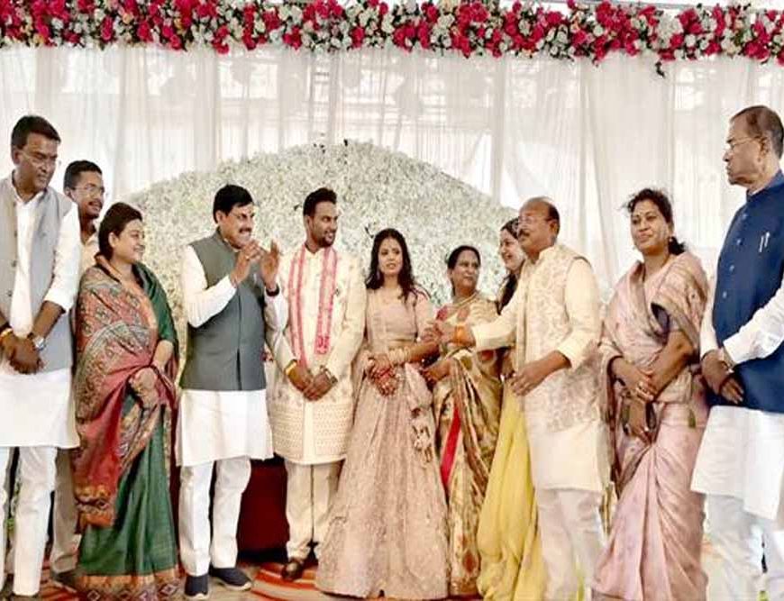 मुख्यमंत्री डॉ. यादव राज्य मंत्री जायसवाल के पुत्र के विवाह समारोह में हुए शामिल