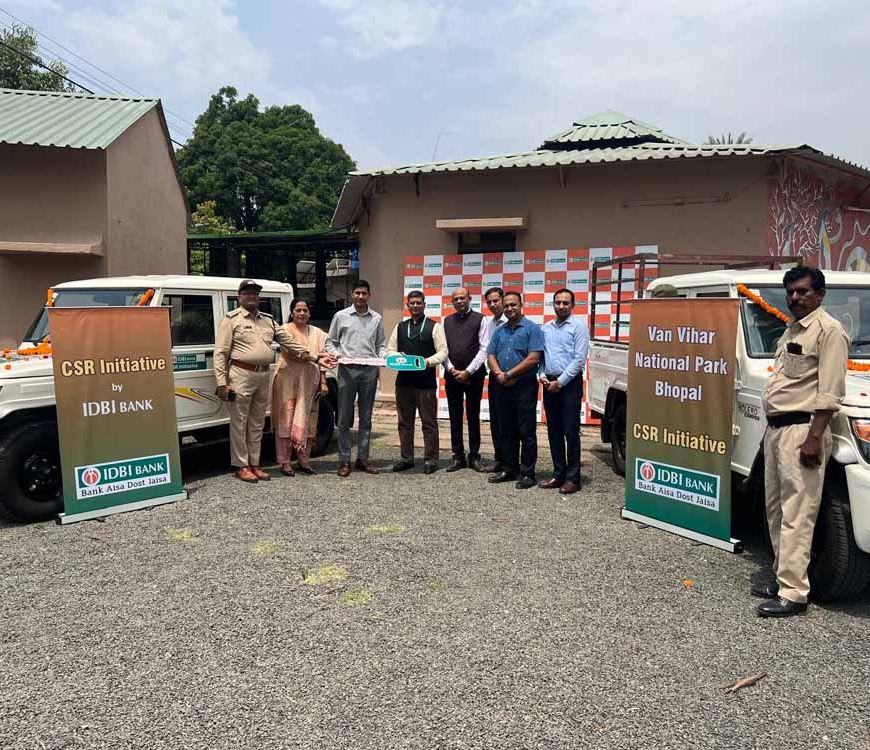 आई.डी.बी.आई. बैंक द्वारा दो बोलेरो कैम्पर वाहन का प्रदाय एवं बाघ का किया अंगीकरण