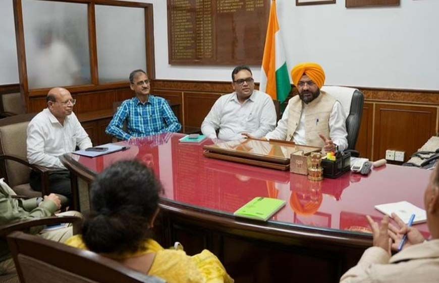 बिजली मंत्री तरुणप्रीत सौंद ने संभाला कार्यभार, अधिकारियों संग की पहली अहम बैठक