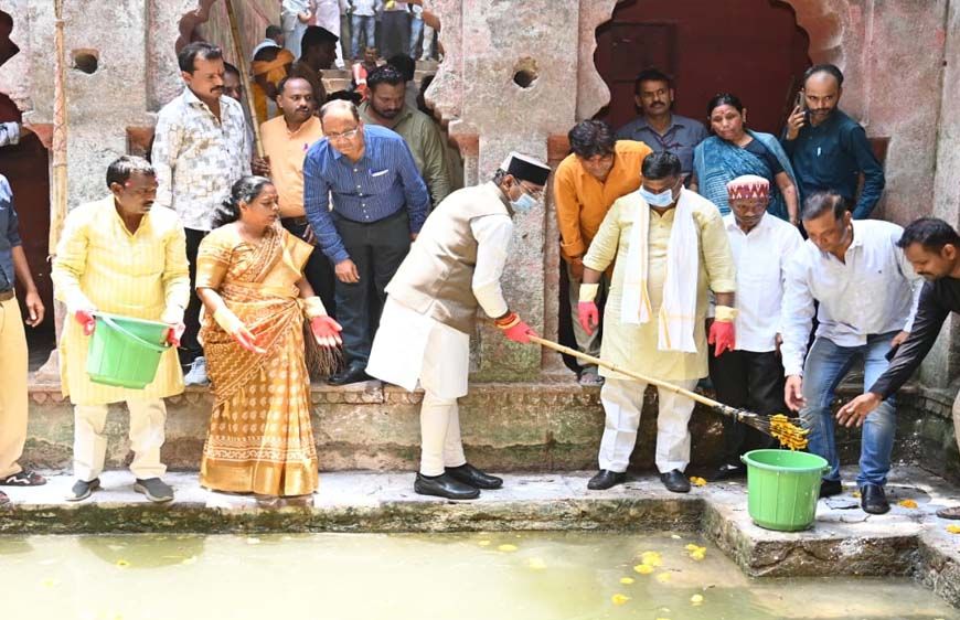 मंत्री विश्वास सारंग ने द्वारका नगर में बावड़ी की सफाई हेतु किया श्रमदान
