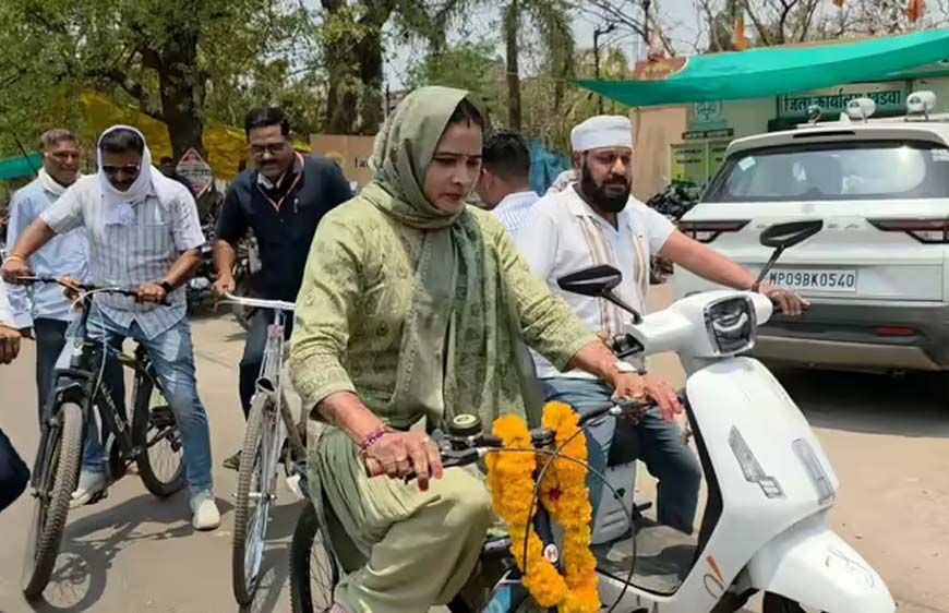 खंडवा में विधायक कंचन तनवे की साइकिल यात्रा चर्चा में, महापौर अमृता यादव ई-कार के साथ हुईं शामिल