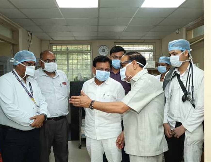 उप मुख्यमंत्री  देवड़ा इंदौर में देवास अग्निकांड के घायलों से मिले चिकित्सकों को दिये बेहतर उपचार के निर्देश