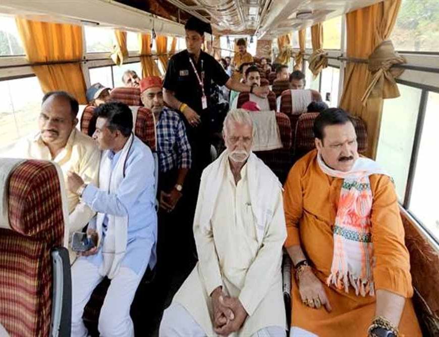 मंत्री  टेटवाल सार्वजनिक बस से यात्रा कर अपने कार्य क्षेत्र पर पहुँचे
