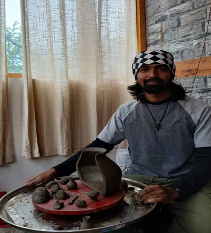 मिट्टी से रची पहचान: युवा कलाकार उत्तम साहू ने OSOA में बिखेरा छत्तीसगढ़ी कला का जादू
