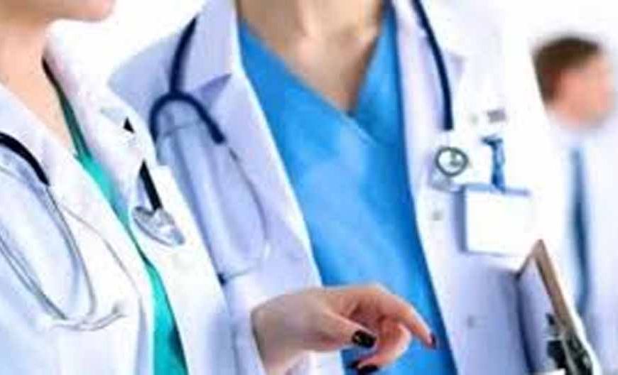 यूपी में स्वास्थ्य विभाग पर सख्ती: 28 डॉक्टर 15 से ज्यादा अस्पतालों से जुड़े मिले