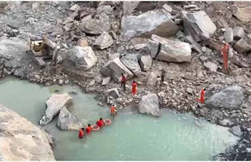 नीमकाथाना में बड़ा हादस,क्रेशर खदान में भूस्खलन, 1 मजदूर अब भी फंसा