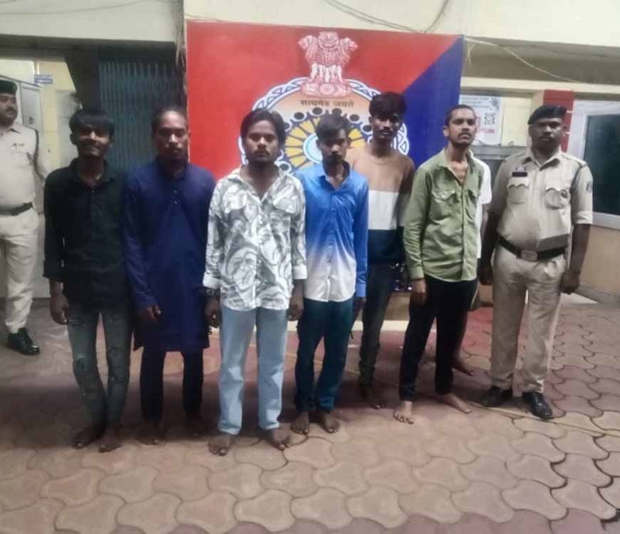 रायपुर कोर्ट परिसर में चाकू लेकर पहुंचे 2 युवक गिरफ्तार, पुलिस के चेकिंग अभियान में 8 संदिग्ध भी पकड़े गए