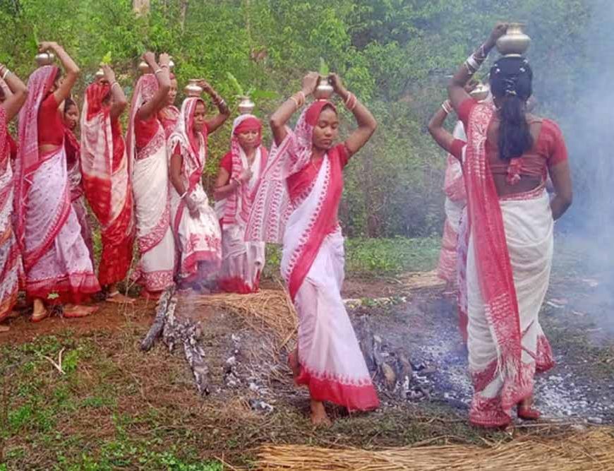 वैशाख संक्रांति पर कुचाई शिव मंदिर में अंगारों पर चले श्रद्धालु, 209 साल पुरानी परंपरा ने खींचा ध्यान
