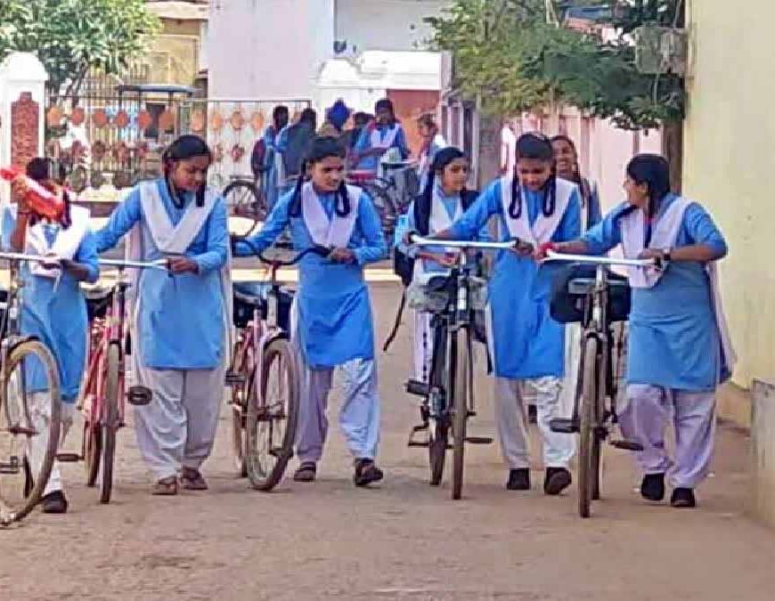 बिहार बालिका साइकिल योजना में बदलाव, साइकिल पर लगेगा नया स्लोगन और मोनोग्राम