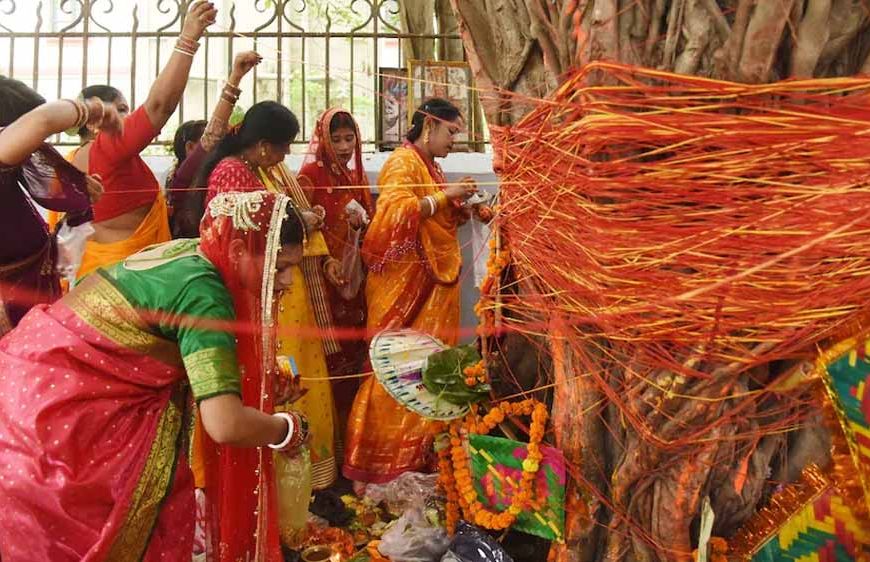 वट सावित्री व्रत 2026: परिक्रमा के दौरान इस मंत्र से मिलेगा अखंड सौभाग्य का आशीर्वाद
