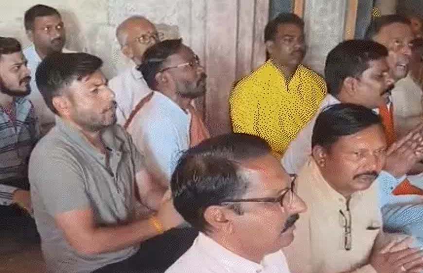 हाईकोर्ट के फैसले के बाद भोजशाला में गूंजा हनुमान चालीसा पाठ, श्रद्धालुओं ने किए मां वाग्देवी के दर्शन