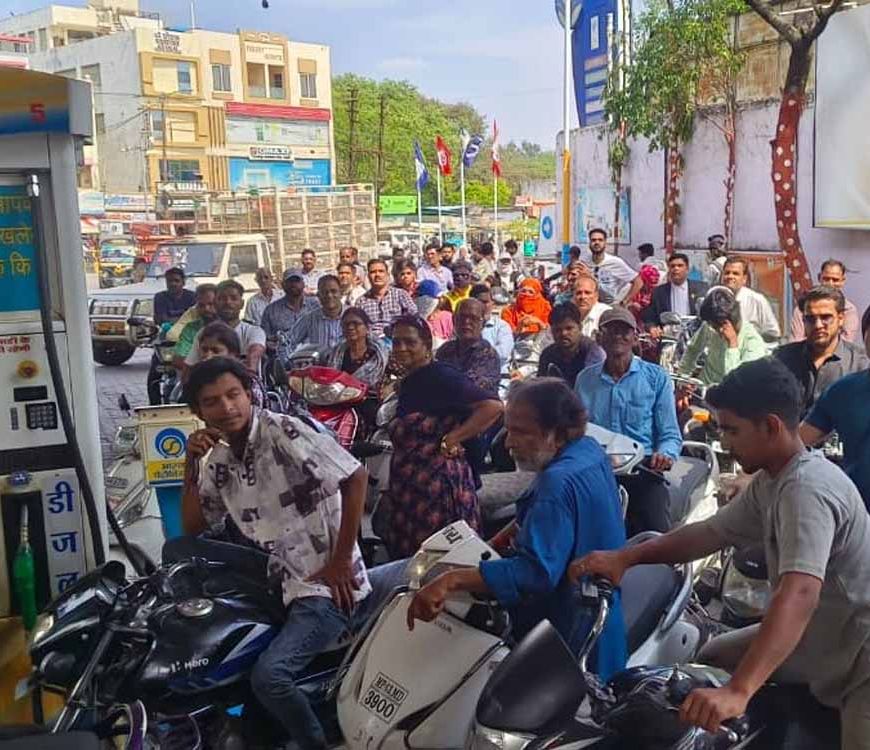 रांची में पेट्रोल 100 के पार, अफवाहों से पंपों पर लंबी कतारें