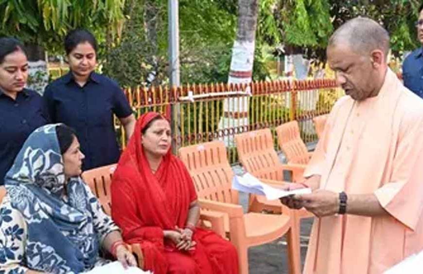 जनता दर्शन में सीएम योगी ने सुनीं समस्याएं, इलाज के लिए देंगे आर्थिक मदद