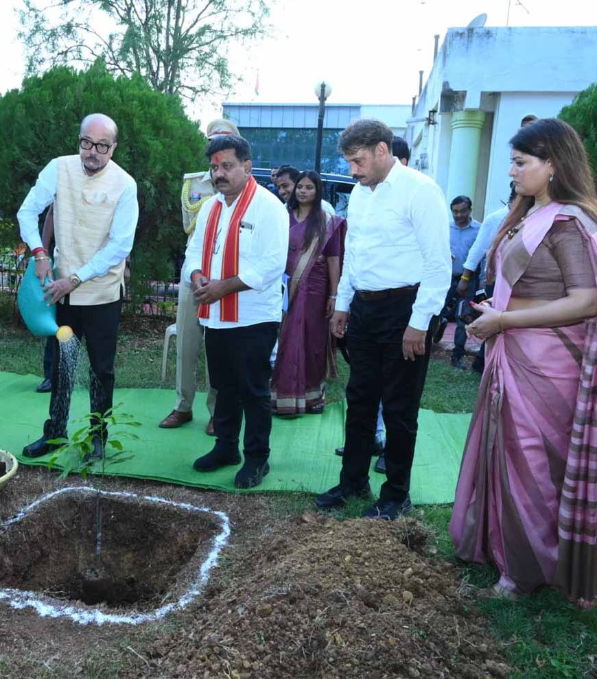 राज्यपालरमेन डेका ने किया पौधरोपण, कवर्धा कलेक्ट्रेट परिसर में रोपा आम का पौधा, पर्यावरण संरक्षण का दिया संदेश