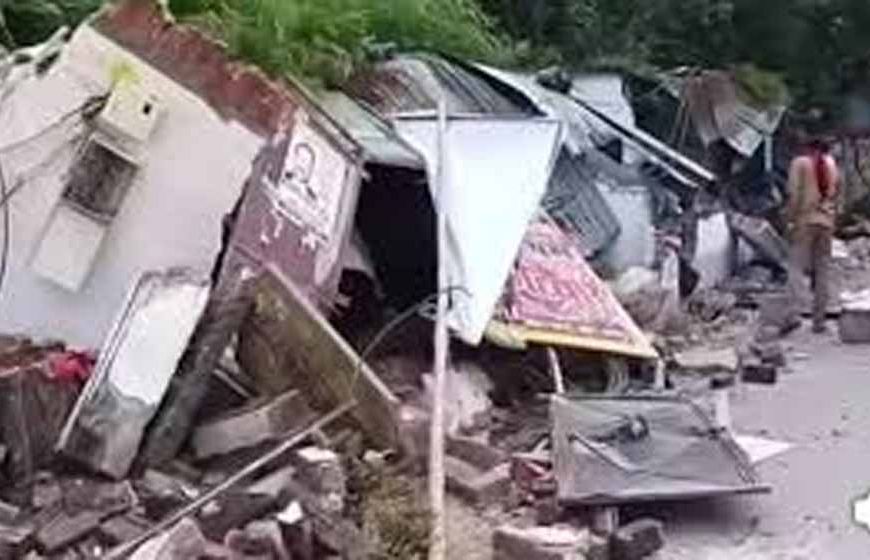 लखनऊ सिविल कोर्ट के बाहर चला बुलडोजर, वकीलों ने किया जोरदार विरोध प्रदर्शन
