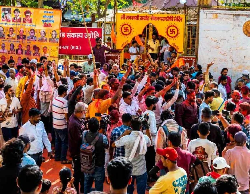 धार भोजशाला में शुरू हुई पूजा-अर्चना, मां वाग्देवी की तस्वीर लेकर पहुंचे श्रद्धालु