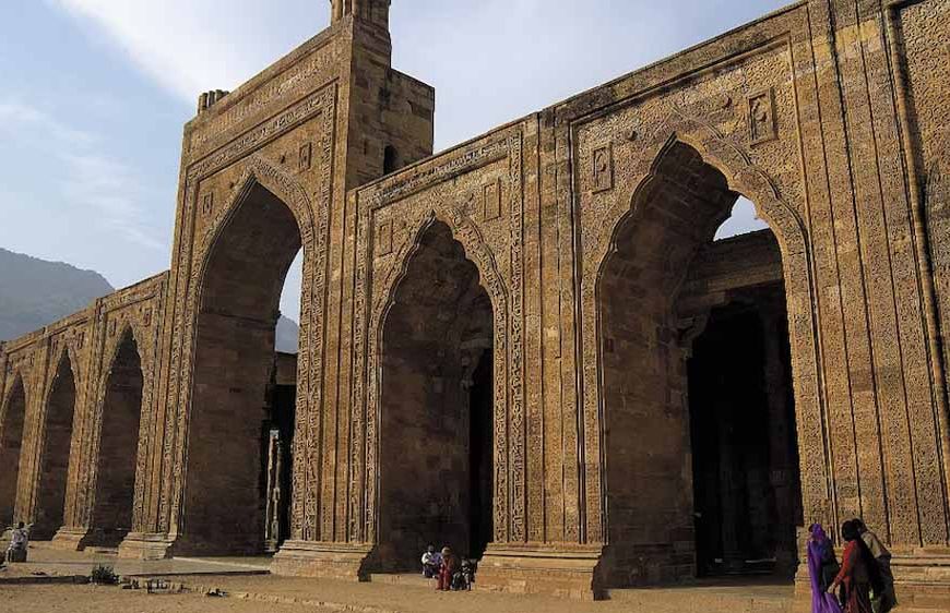 अजमेर का अढ़ाई दिन का झोंपड़ा फिर विवाद में, हनुमान चालीसा पाठ की अनुमति की मांग