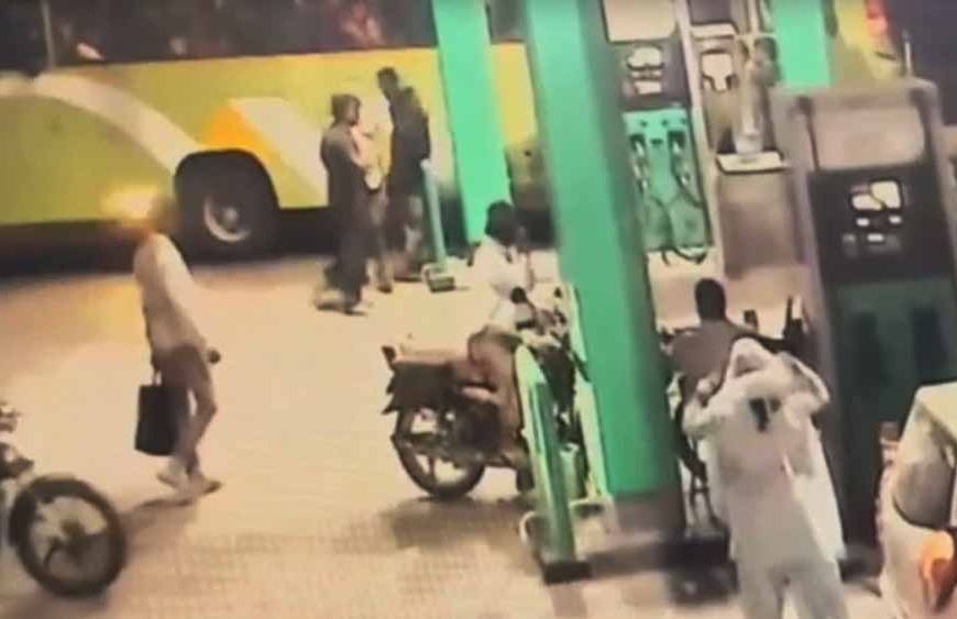 खंडवा के पेट्रोल पंप पर गुंडागर्दी, कर्मचारी से मारपीट
