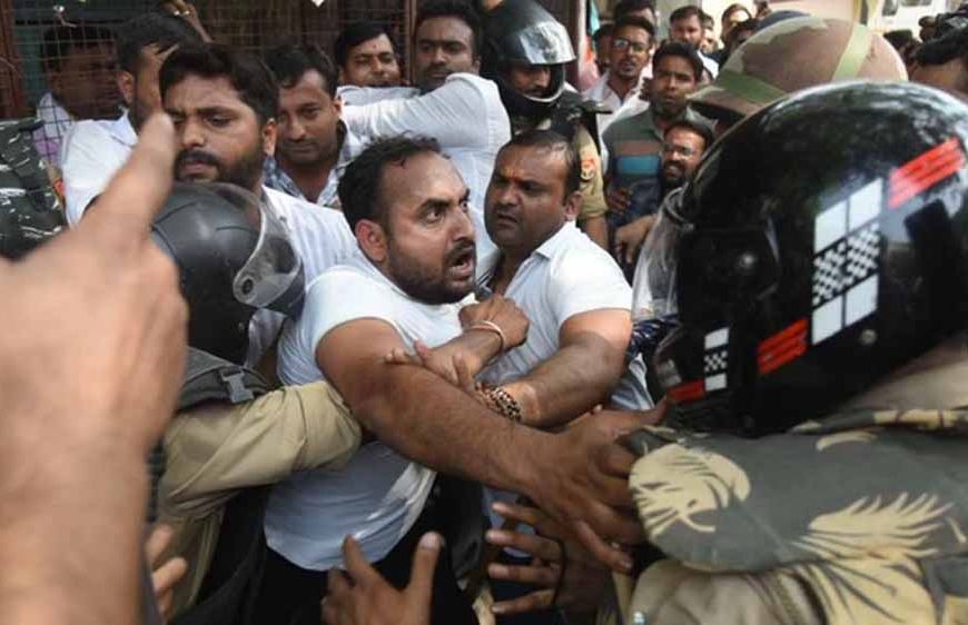 लखनऊ में वकीलों पर लाठीचार्ज, अवैध चैंबर हटाने के दौरान मचा हंगामा