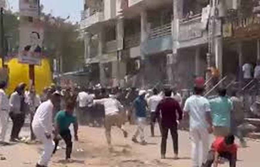30 साल पुराने चैंबर तोड़े गए, वकीलों का हंगामा और पुलिस लाठीचार्ज