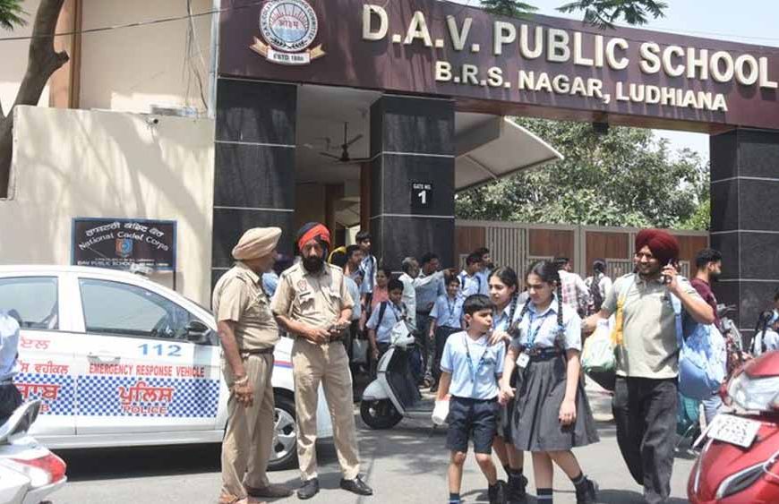 लुधियाना के 8 स्कूलों को फिर बम से उड़ाने की धमकी, परीक्षा के बीच मचा हड़कंप