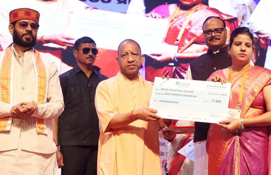 मुख्यमंत्री योगी आदित्यनाथ के हाथों चेक पाकर भावुक हुए अनुदेशक, कहा- सरकार ने दिया सम्मान