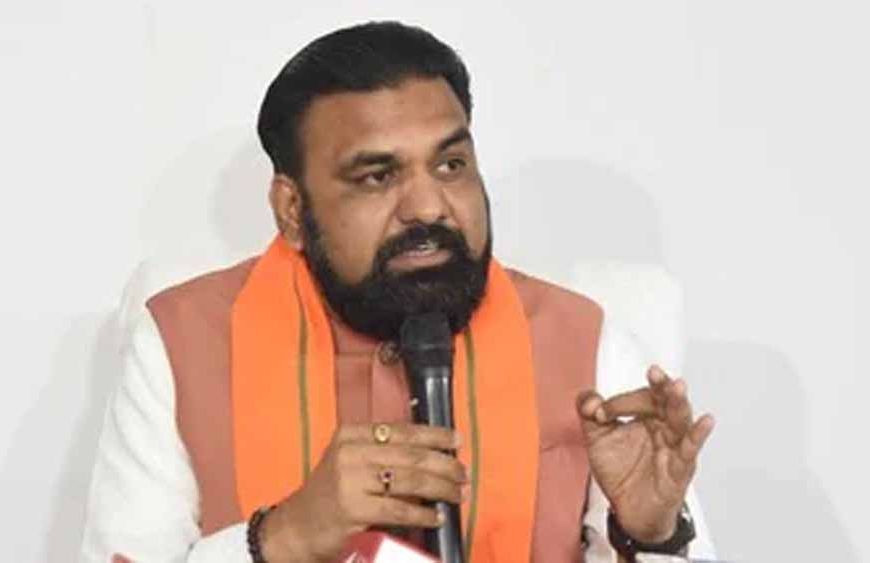 बिहार में लापरवाह अफसरों पर कार्रवाई शुरू, मुजफ्फरपुर के राजस्व अधिकारी सस्पेंड