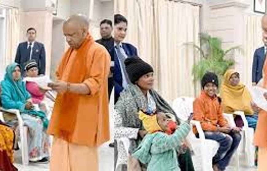 लखनऊ में ‘जनता दर्शन’: सीएम योगी ने सुनी फरियाद, बिहार से आई महिला का भावुक पल