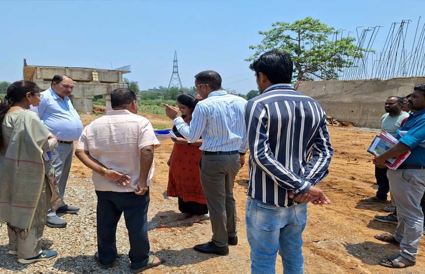 बस्तर में सड़कों और पुलों के काम में आएगी तेजी, लोक निर्माण विभाग के सचिव ने अधिकारियों व ठेकेदारों की ली बैठक