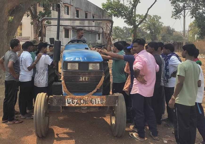 बंदूक से खेती तक: नारायणपुर में आत्मसमर्पित नक्सलियों ने थामा ट्रैक्टर, शुरू की नई जिंदगी