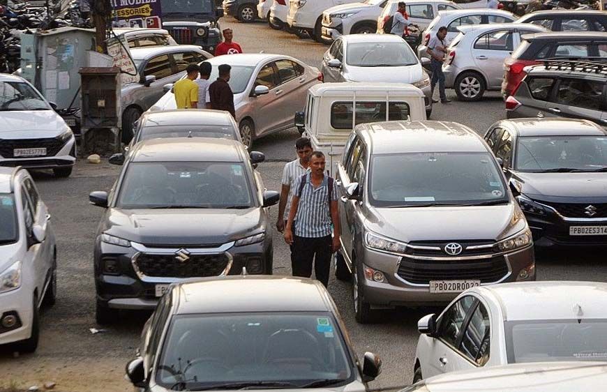 चंडीगढ़ में पार्किंग संकट गहराया, हर 3 मिनट में बढ़ रही एक नई कार; सड़कों पर बढ़ा दबाव