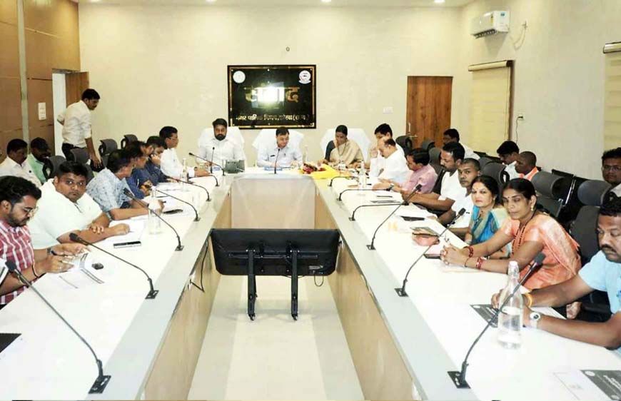 वैशविक संकट के बीच डामर का वैकल्पिक रास्ता निकाले, सुधारे सड़कों की दशा: उद्योग मंत्री लखनलाल देवांगन